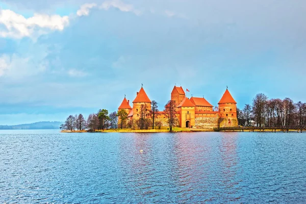 Museo del castillo de la isla de Trakai y lago Galve — Foto de Stock