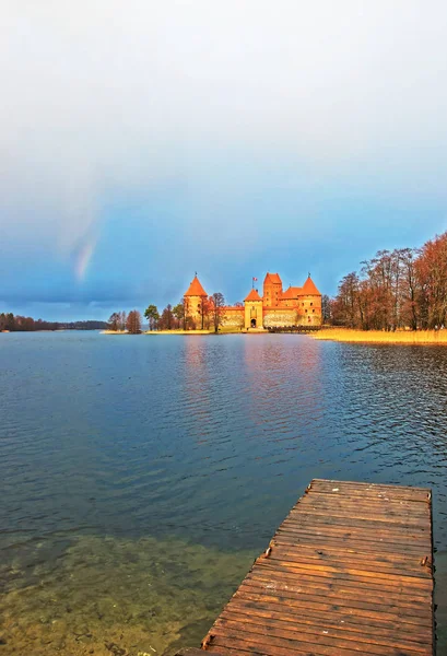 Museo del castillo de la isla de Trakai y arco iris en el lago Galve —  Fotos de Stock