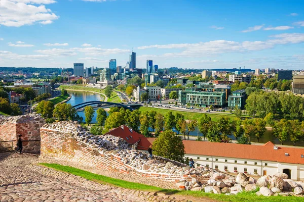 Ponte su Neris e quartiere finanziario con grattacieli a Vilnius — Foto Stock