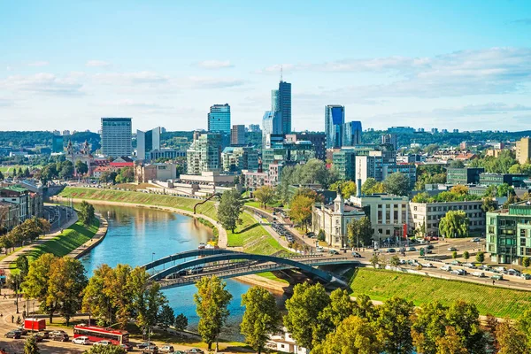 Neris Fluss und Finanzviertel mit Wolkenkratzern von Vilnius — Stockfoto