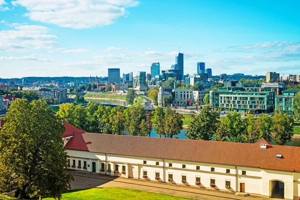 Старый арсенал и финансовый район с небоскребами Вильнюса — стоковое фото