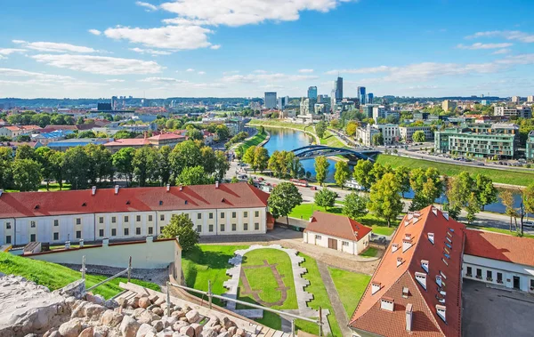 Vecchio cortile dell'Arsenale e quartiere finanziario con grattacieli a Vilnius — Foto Stock