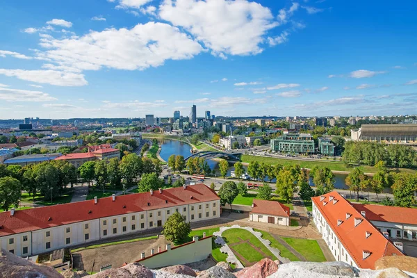 Vecchio cortile dell'Arsenale e quartiere finanziario con grattacieli di Vilnius — Foto Stock