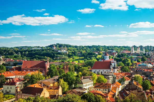 Vista panoramica del paesaggio urbano di Vilnius con chiese — Foto Stock