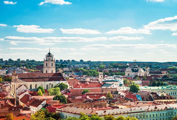 Vista panoramica sul paesaggio urbano e le chiese di Vilnius — Foto Stock