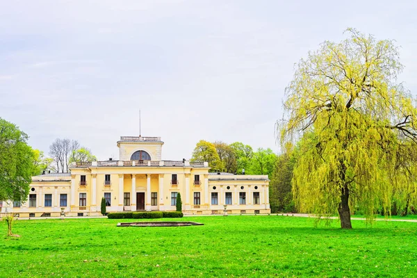 Tysjkevitsj manor in Traku Voke openbaar park in Vilnius — Stockfoto