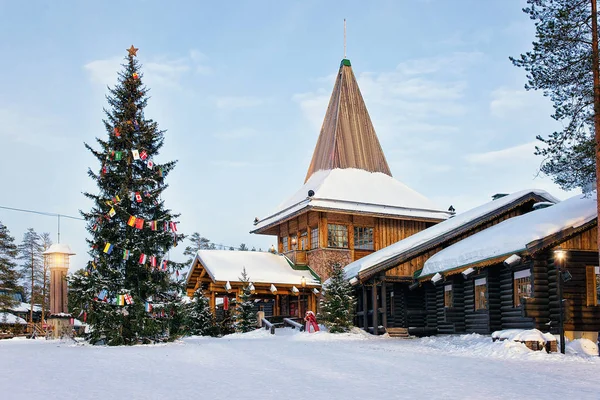 Villaggio di Babbo Natale con albero di Natale Lapponia Foto Stock
