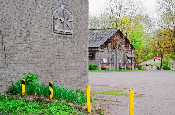 ヴィリニュスの Traku Voke 公共公園で建物と庭します。 — ストック写真