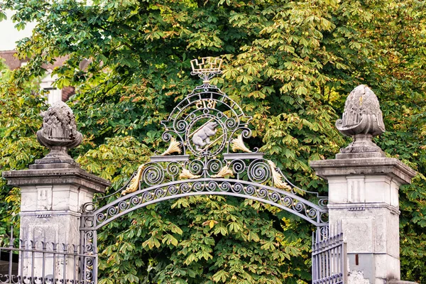 Прикраса в'їзні ворота в центрі Старого міста Берн — стокове фото