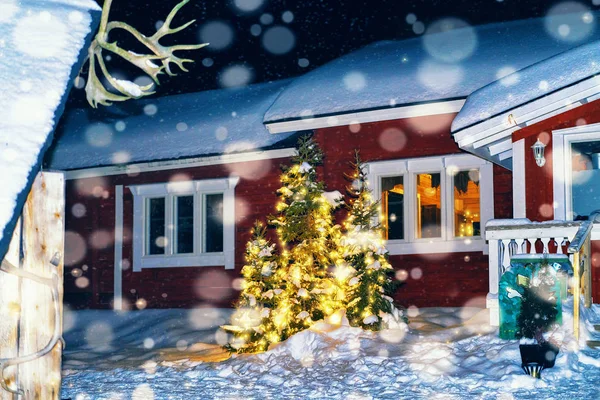 Maison dans ferme de rennes en hiver Laponie Finlande nuit neige — Photo