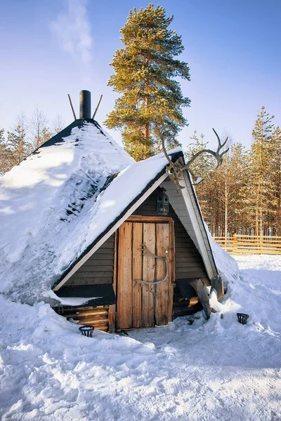 Maison traditionnelle lapone dans la ferme de rennes d'hiver — Photo