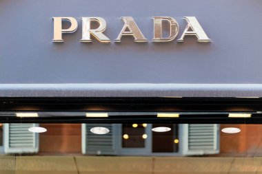 Prada tabelada Roma sokak vitrin