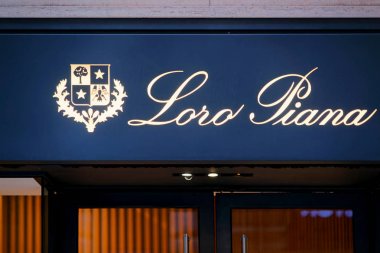 Loro Piana tabelada sokak vitrin Roma
