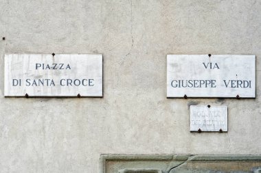 Piazza di Santa Croce ve Via Giuseppe Verdi Street işareti