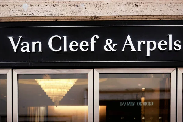 Van Cleef Arpels Sign on street shop window Roma — Foto de Stock