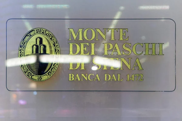 位于Monte dei Paschi di Siena Banca Bank的板块 — 图库照片