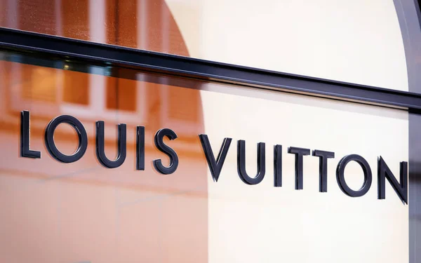 Louis Vuitton σημάδι στο παράθυρο shop Οδός Ρώμη — Φωτογραφία Αρχείου