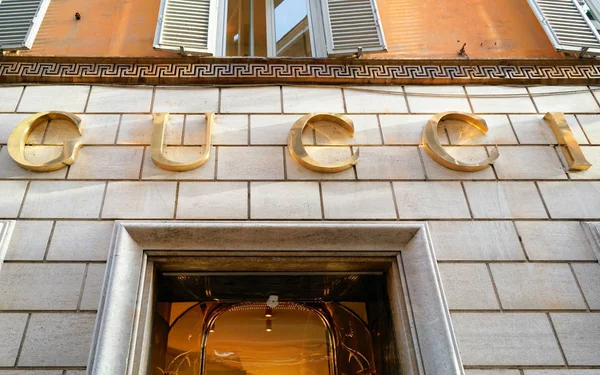 Gucci Sign on street shop window in Roma — Foto de Stock