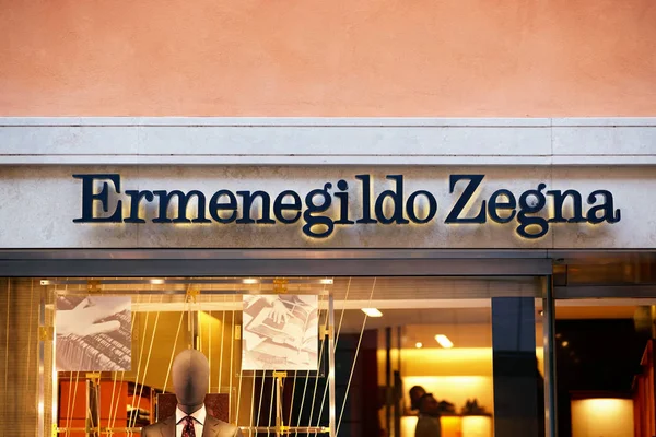Ermenegildo Zegna Cartel en la calle escaparate Roma — Foto de Stock