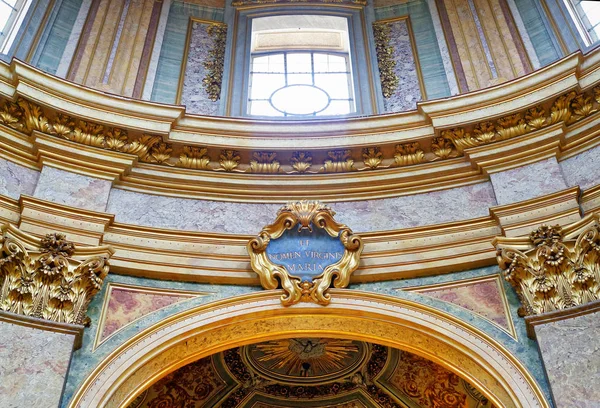 Soffitto nella Chiesa Santissimo Nome di Maria Roma — Foto Stock