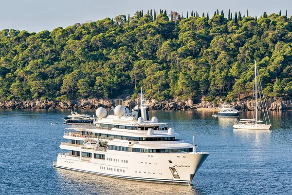 A Lokrum sziget, Adriai-tenger horvátországi luxus jachtok — Stock Fotó