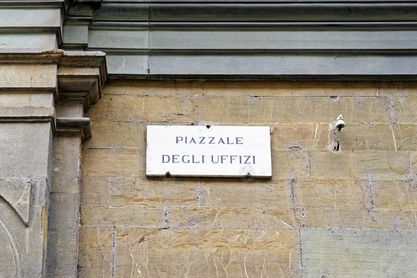 Cartel en la calle Galleria degli Uffizi en la pared de Florencia — Foto de Stock