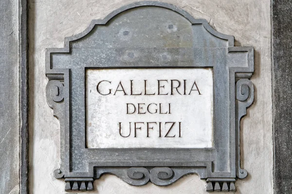 Cartel en la calle Galleria degli Uffizi en la pared Florencia — Foto de Stock