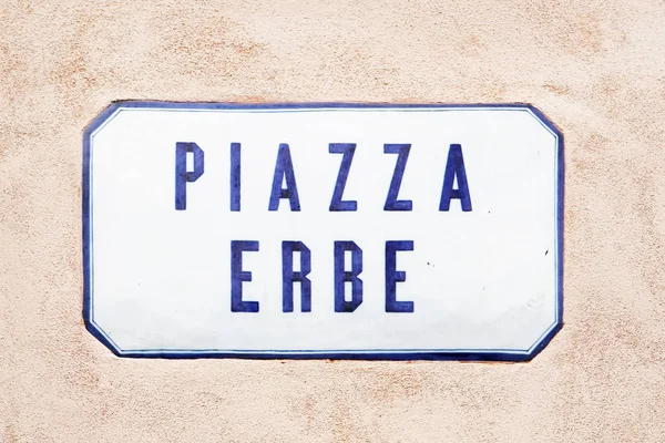 Cartel en la calle Piazza Erbe en Mantua — Foto de Stock