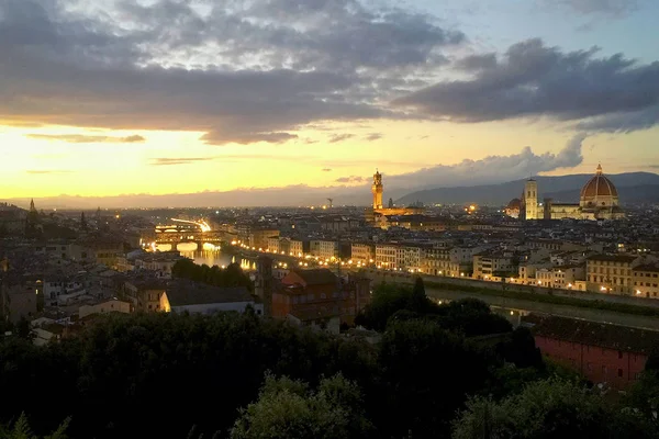 Florencia vista panorámica del horizonte de la ciudad vieja al atardecer —  Fotos de Stock