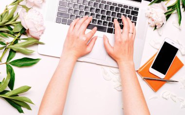 Çalışma alanı dizüstü erkek ile cep telefonu defter kalem peonies eller