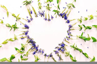 Kalp şekli çerçeve Menekşe alan çiçekli