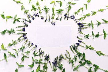 Kalp şekli çerçeve mor alan çiçekli