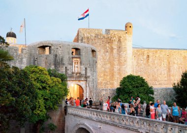 İnsanlar içinde Dubrovnik'in yığın giriş kapısında