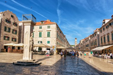 Stradun Caddesi ve insanlar eski şehir Dubrovnik sütununda Orlando