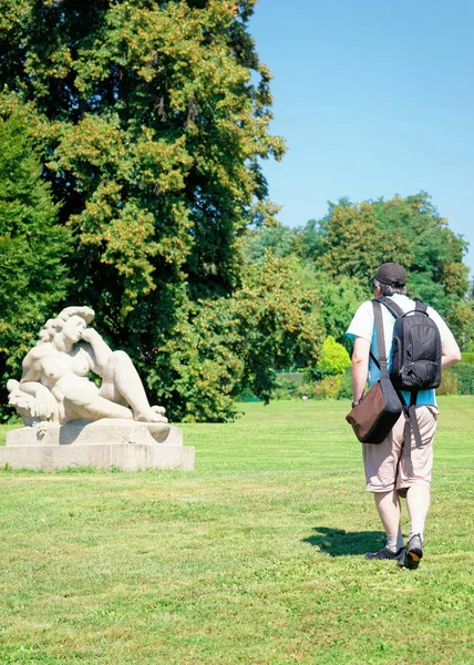 Людина в статуя оголеної жінки в Denantou парку Лозанна — стокове фото