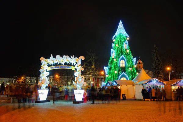 People on Christmas market in night Vilnius — Stock Photo, Image