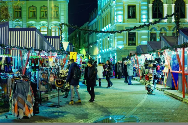 Pessoas no mercado de Natal na noite Riga — Fotografia de Stock