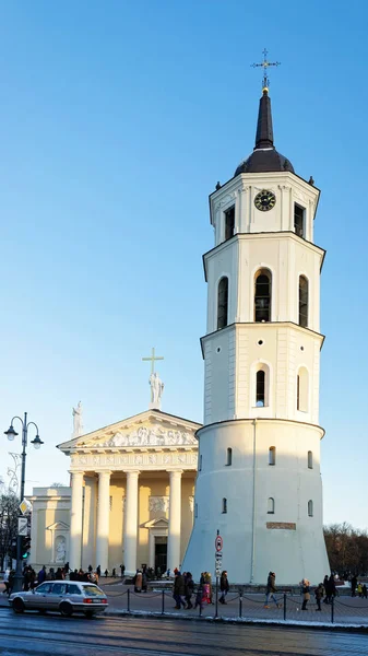 Katedrális tér, harangláb és a Múzeum régi város Vilnius — Stock Fotó