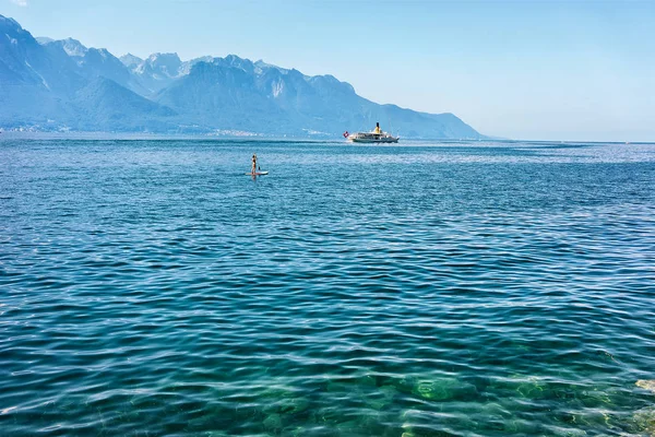 Surfař na standup paddle board a loď v Montreux Swiss — Stock fotografie