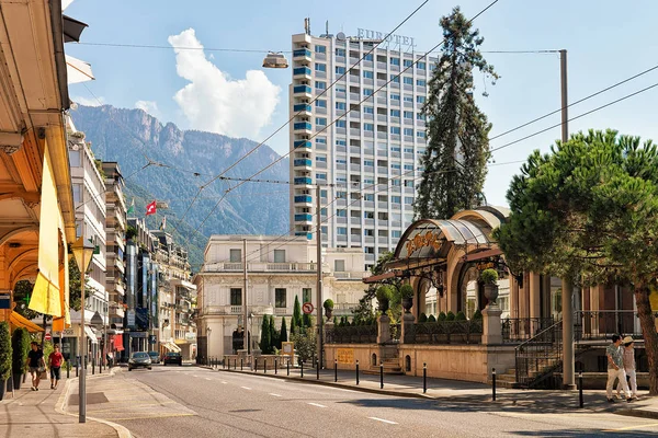 Calle con gente en Montreux ciudad Geneva Lake Swiss Riviera — Foto de Stock