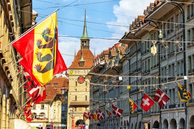 Bayraklar ve çatılar ve Bern Zytglogge ile Kramgasse sokak