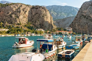 Teknelerden ve liman Omis Hırvatistan Adriyatik Denizi'nde