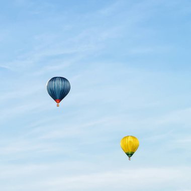 Mavi ve sarı renkli sıcak hava balonları