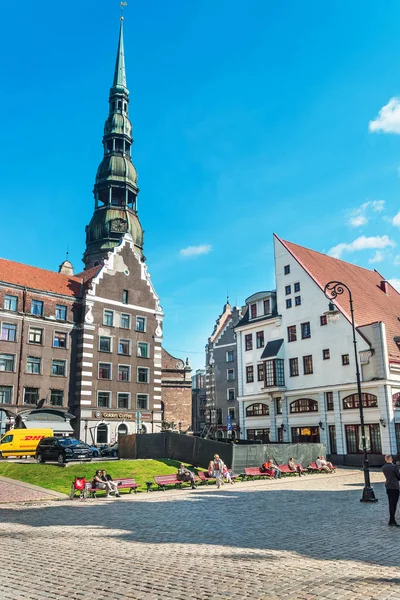 Chiesa di San Pietro e persone Piazza del Municipio Riga Baltic — Foto Stock