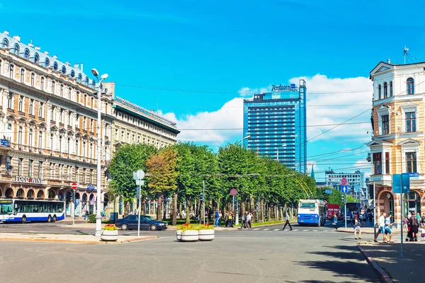 Plaza con gente en el centro histórico de Riga Báltico —  Fotos de Stock