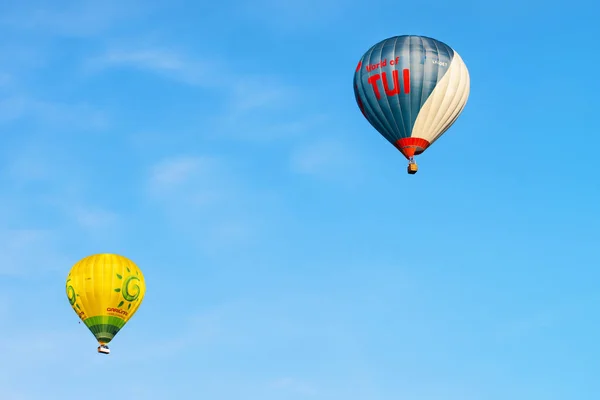 Balões de ar coloridos azuis e amarelos no céu — Fotografia de Stock