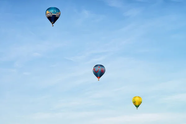 Blått och gult färgade air ballonger i sky Vilnius — Stockfoto