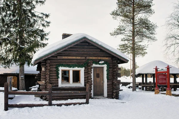 Casa in legno al Villaggio di Babbo Natale in Lapponia Scandinavia — Foto Stock