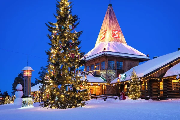 Dorp van de Kerstman in Lapland Scandinavia nachts — Stockfoto