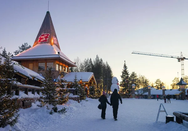 Çift Lapland İskandinavya'Santa Claus köyde — Stok fotoğraf